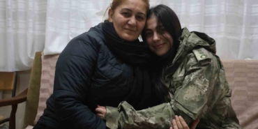 depremzede-belizin-kendisine-usumesin-diye-montunu-veren-albayla-gorusmesinde-duygusal-anlar-yasandi-Y8k1aS9b.jpg