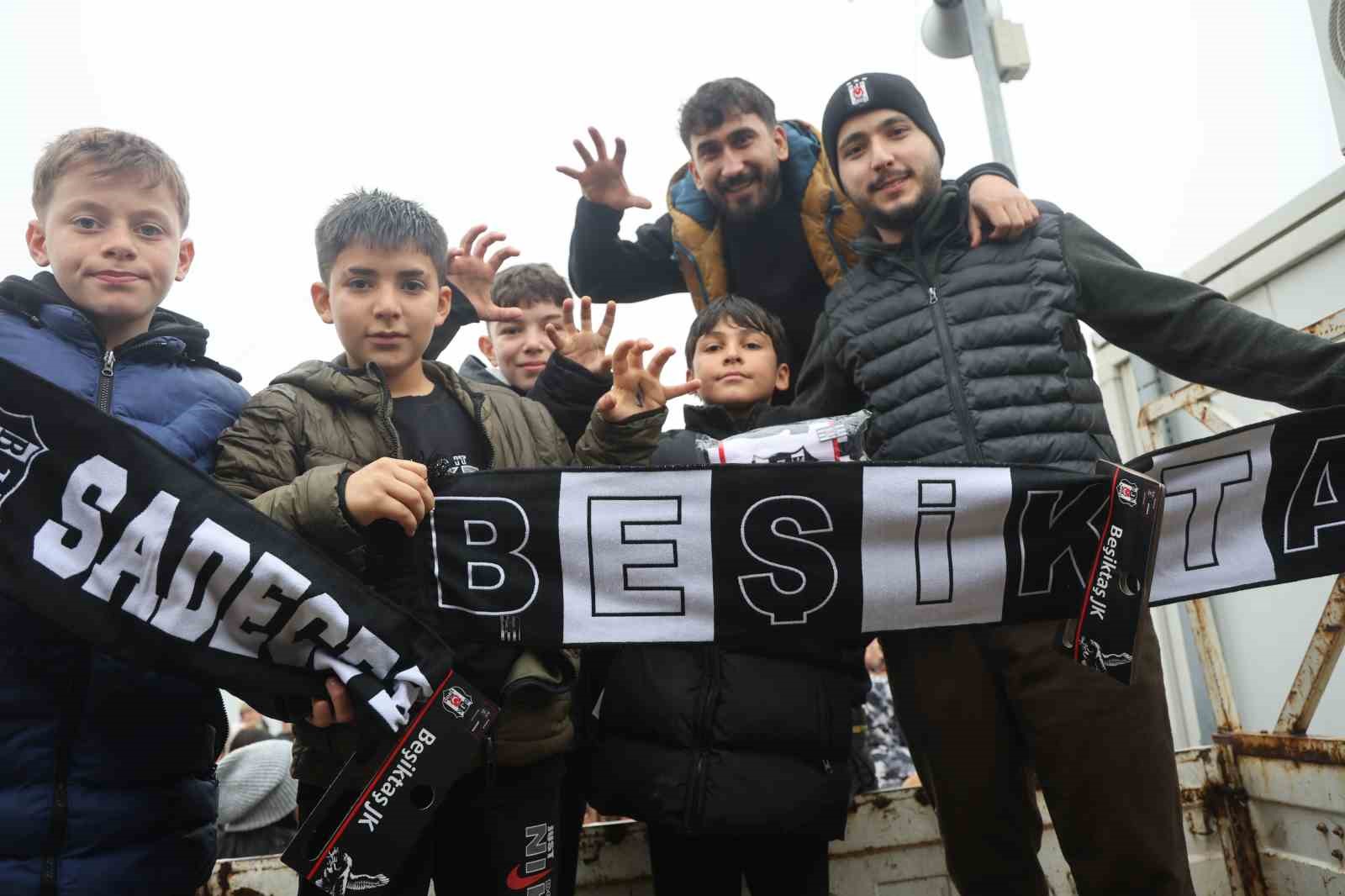 depremzede cocuklarin yuzu besiktasin hediyeleriyle guldu 1 pXzlmRDC