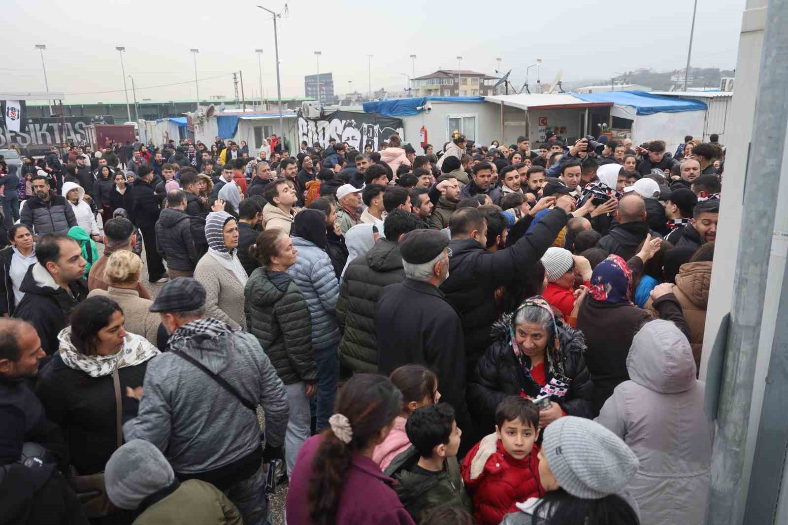 depremzede cocuklarin yuzu besiktasin hediyeleriyle guldu 2 OMYRP1vI