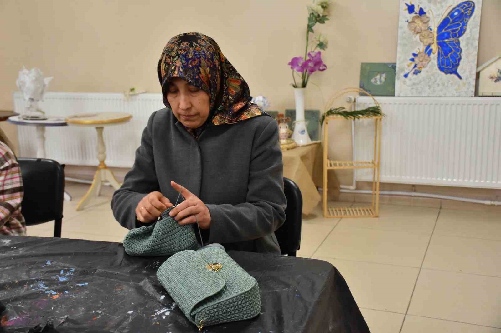 depremzede kadin yasadiklarini el sanatiyla unutmaya calisiyor 0 thJN5pSk