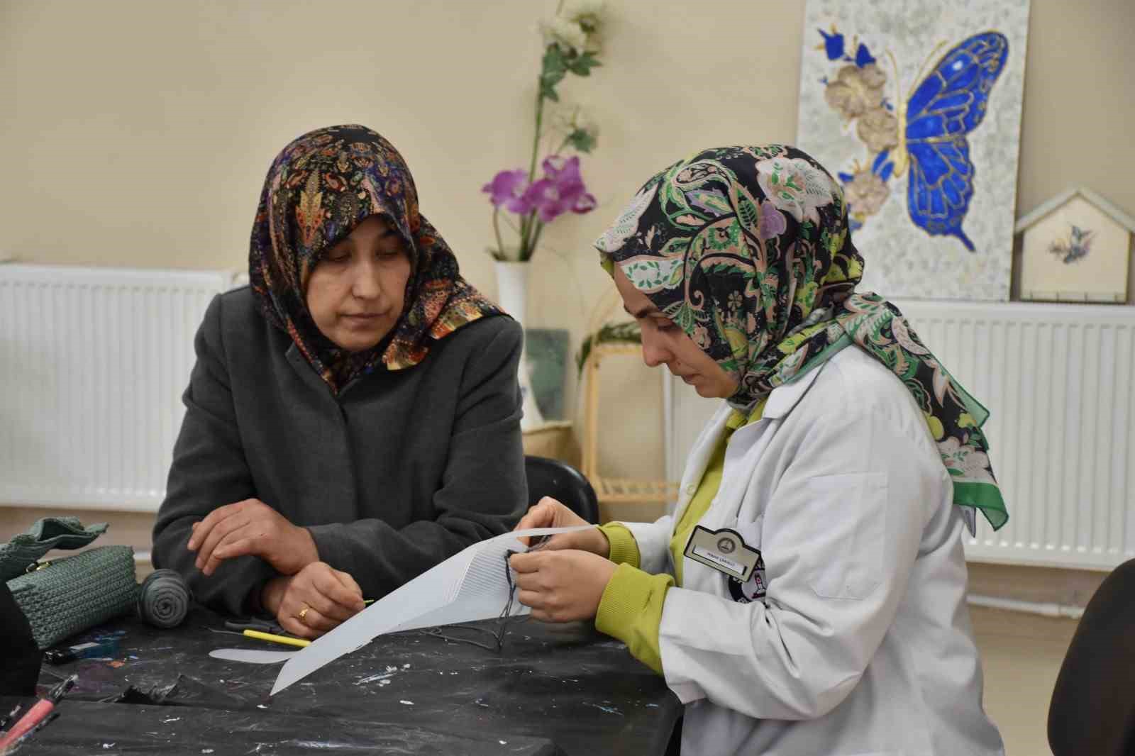 depremzede kadin yasadiklarini el sanatiyla unutmaya calisiyor 4 5sdVzwVg