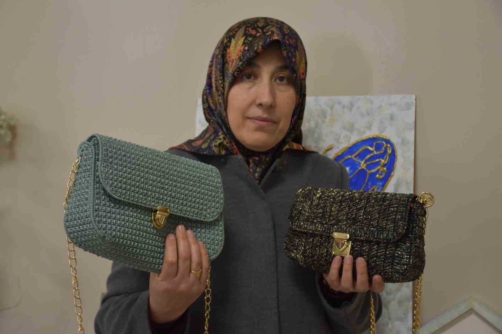 depremzede kadin yasadiklarini el sanatiyla unutmaya calisiyor 5 CQc9lZtT