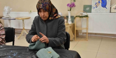 depremzede-kadin-yasadiklarini-el-sanatiyla-unutmaya-calisiyor-Kj4iZWsK.jpg