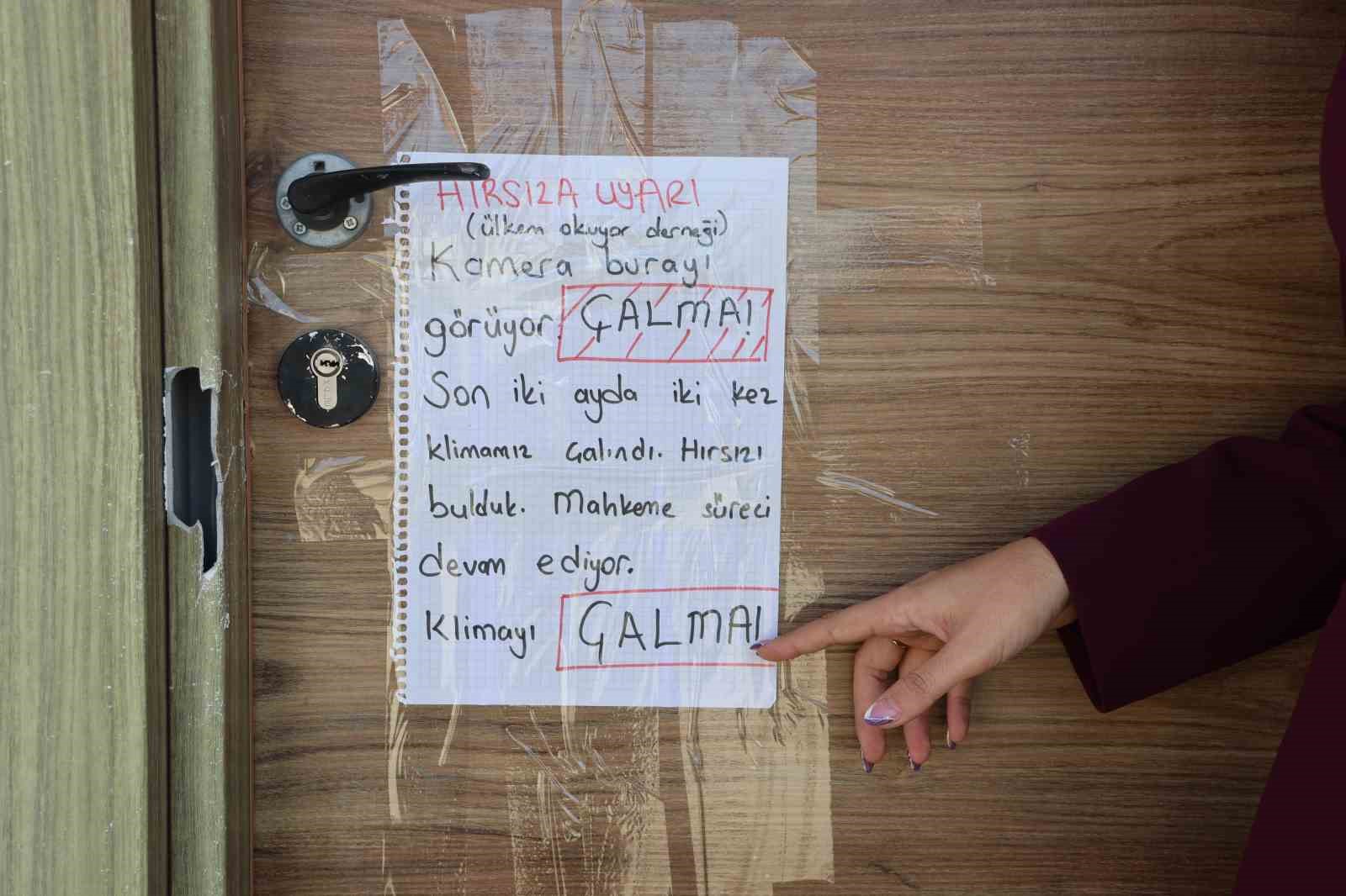 Depremzede öğrencilerin eğitim gördüğü kütüphaneye dadanan klima hırsızlarına not asıp "Lütfen Çalma" diyerek seslendiler 5 depremzede ogrencilerin egitim gordugu kutuphaneye dadanan klima hirsizlarina not asip lutfen calma diyerek seslendiler IfzpzNve