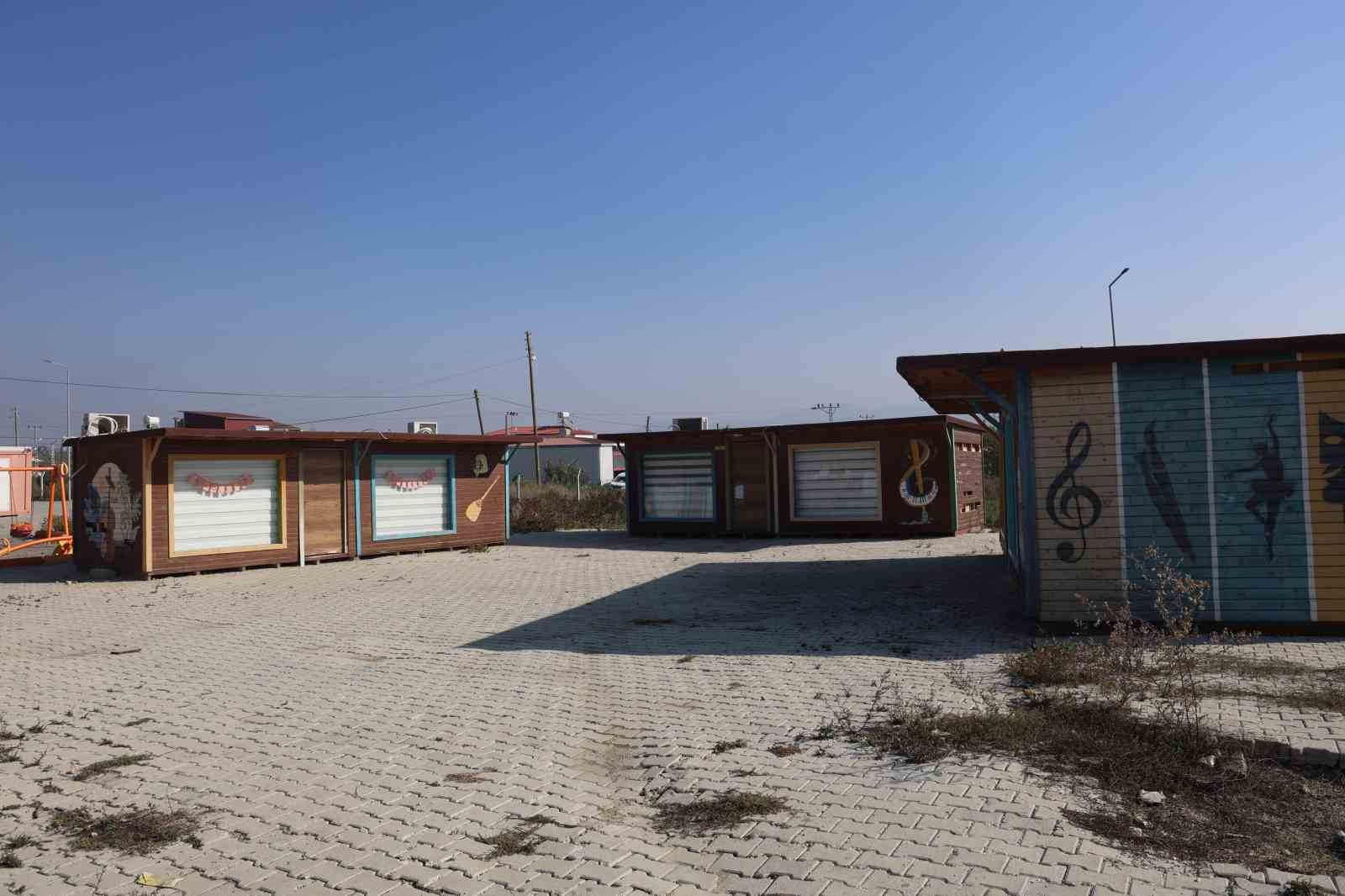 Depremzede öğrencilerin eğitim gördüğü kütüphaneye dadanan klima hırsızlarına not asıp "Lütfen Çalma" diyerek seslendiler 12 depremzede ogrencilerin egitim gordugu kutuphaneye dadanan klima hirsizlarina not asip lutfen calma diyerek seslendiler jmigUF3u
