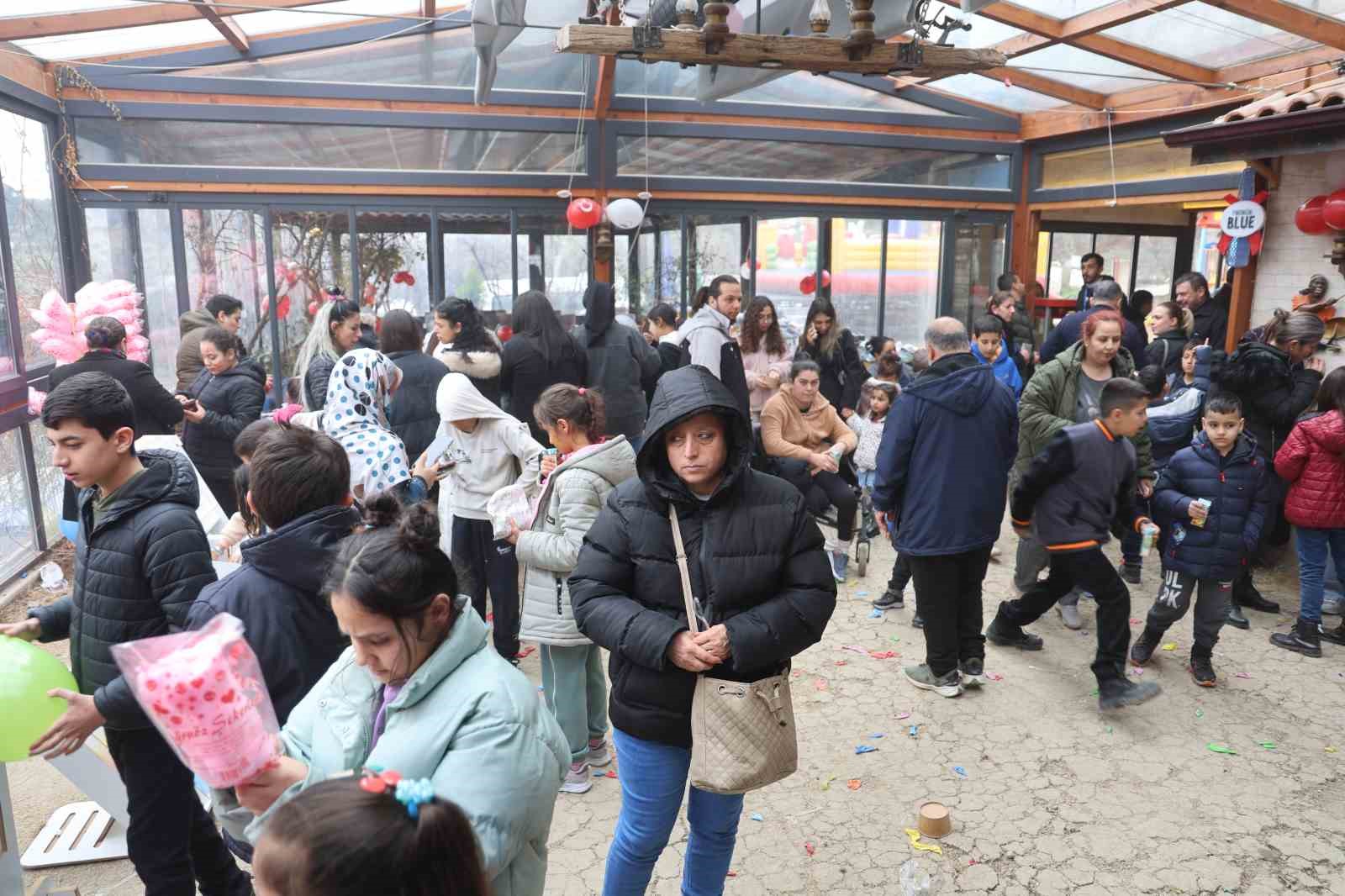 depremzede oksuz ve yetim cocuklarin yuzu hediyelerle guldu 3 UBv5RVZU