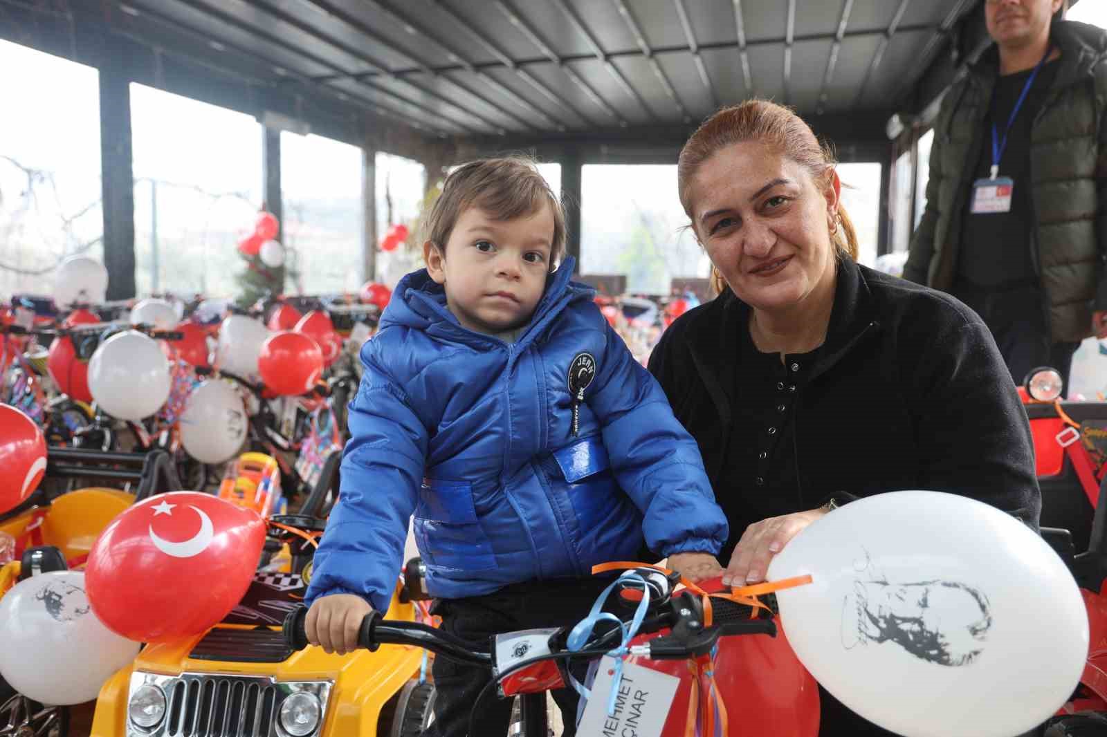 depremzede oksuz ve yetim cocuklarin yuzu hediyelerle guldu 5 9JudngVI