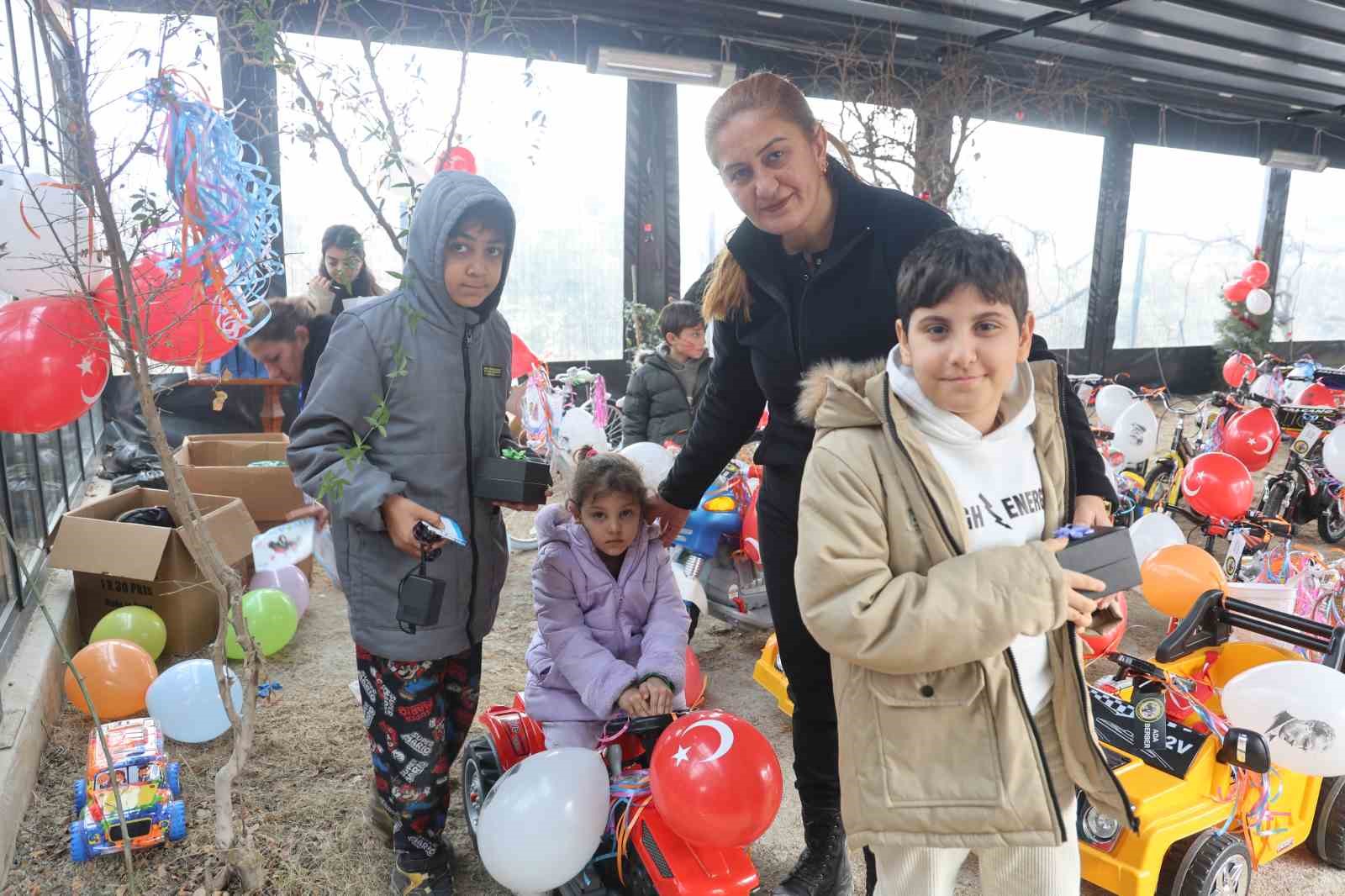 depremzede oksuz ve yetim cocuklarin yuzu hediyelerle guldu 6 hSLEmq1P