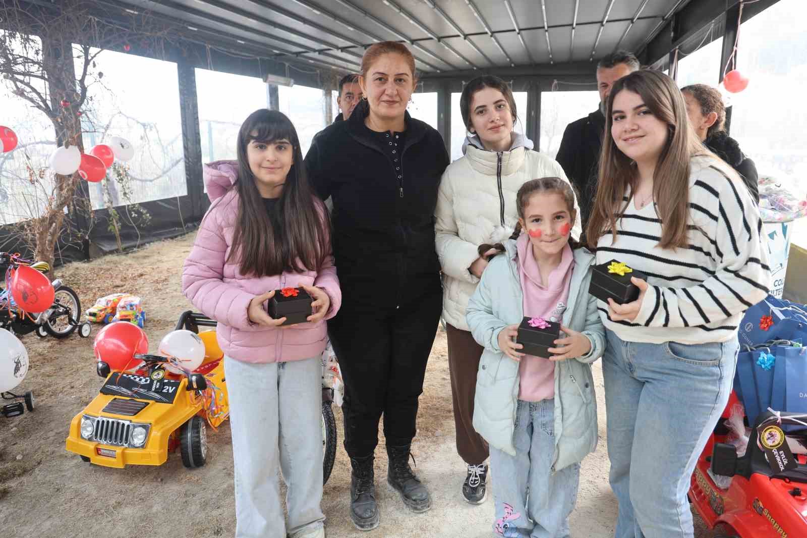 depremzede oksuz ve yetim cocuklarin yuzu hediyelerle guldu 7