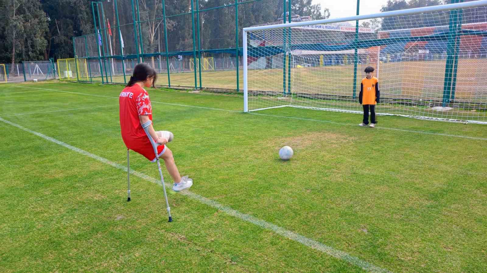 depremzede tugba protez bacagiyla yesil sahalara cikti 2 HGiU6suG