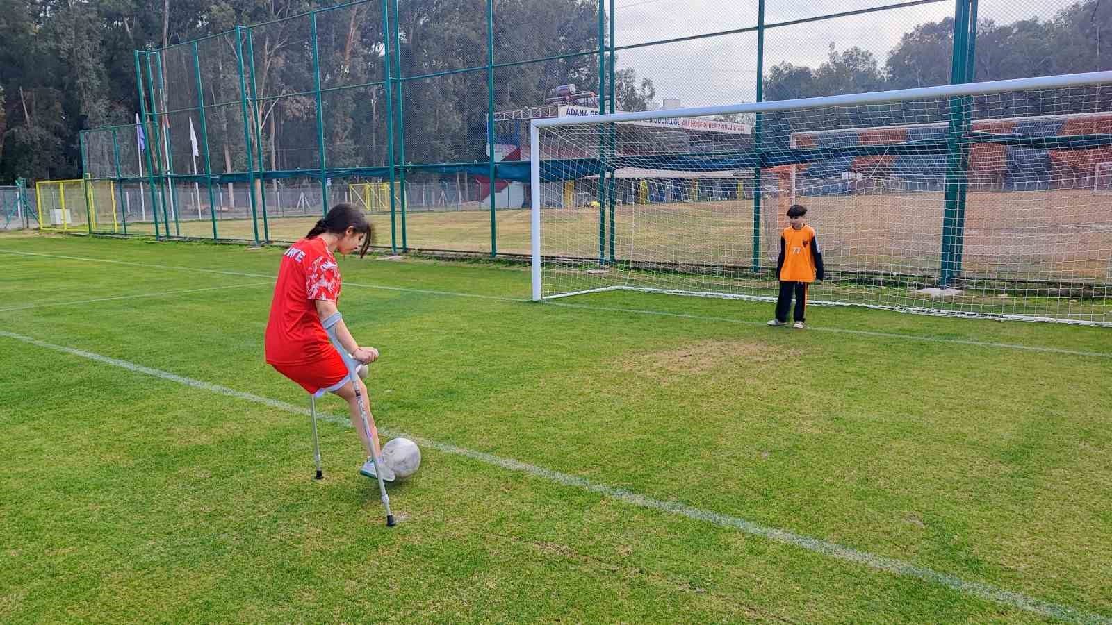 depremzede tugba protez bacagiyla yesil sahalara cikti 7 QLpL9icZ