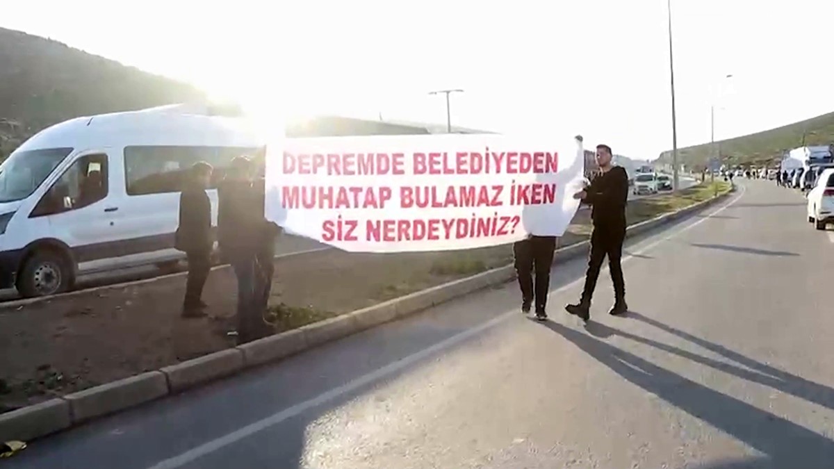 depremzede vatandaslar ozgur ozeli bugune kadar neredeydin diyerek yuhaladilar 0 BFKcgQ1i