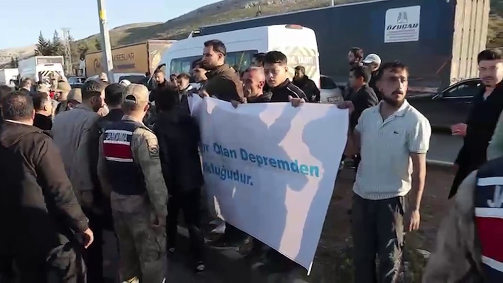 depremzede vatandaslar ozgur ozeli bugune kadar neredeydin diyerek yuhaladilar 1