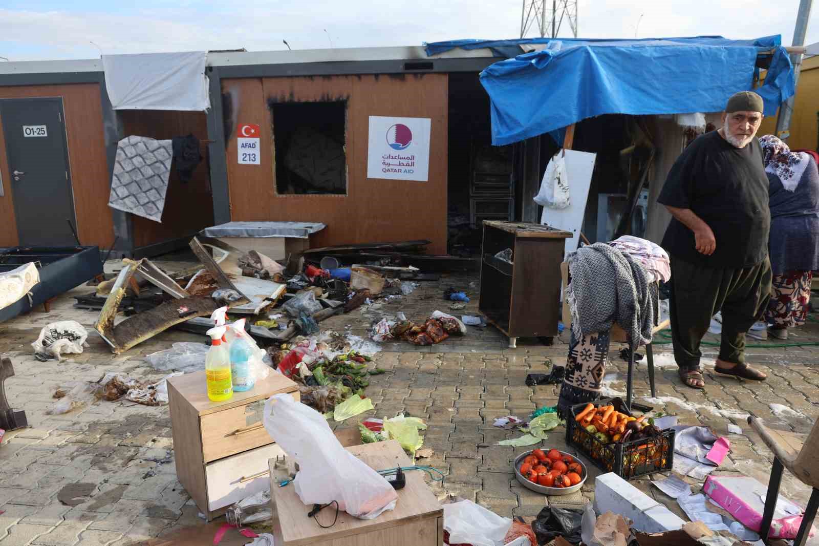 depremzede yasli ciftin yasadigi konteyner yanarak kule dondu 4 tPW43L9z