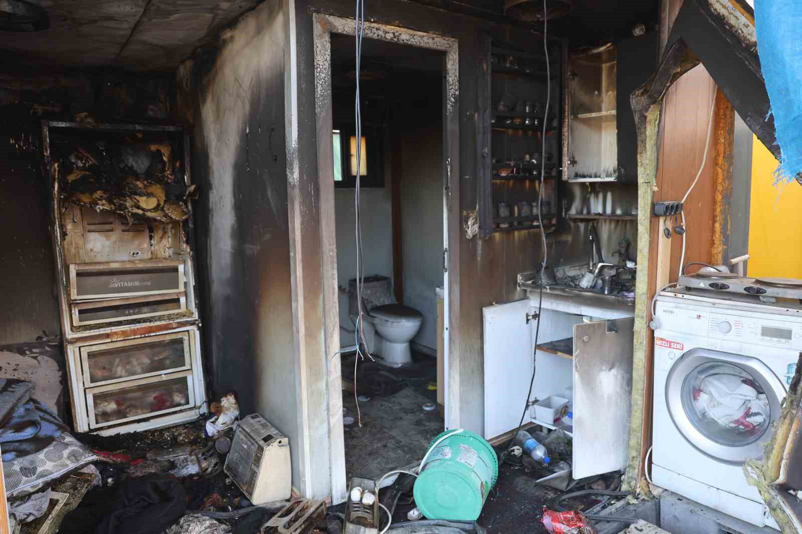 depremzede yasli ciftin yasadigi konteyner yanarak kule dondu 5 fruwZBBt