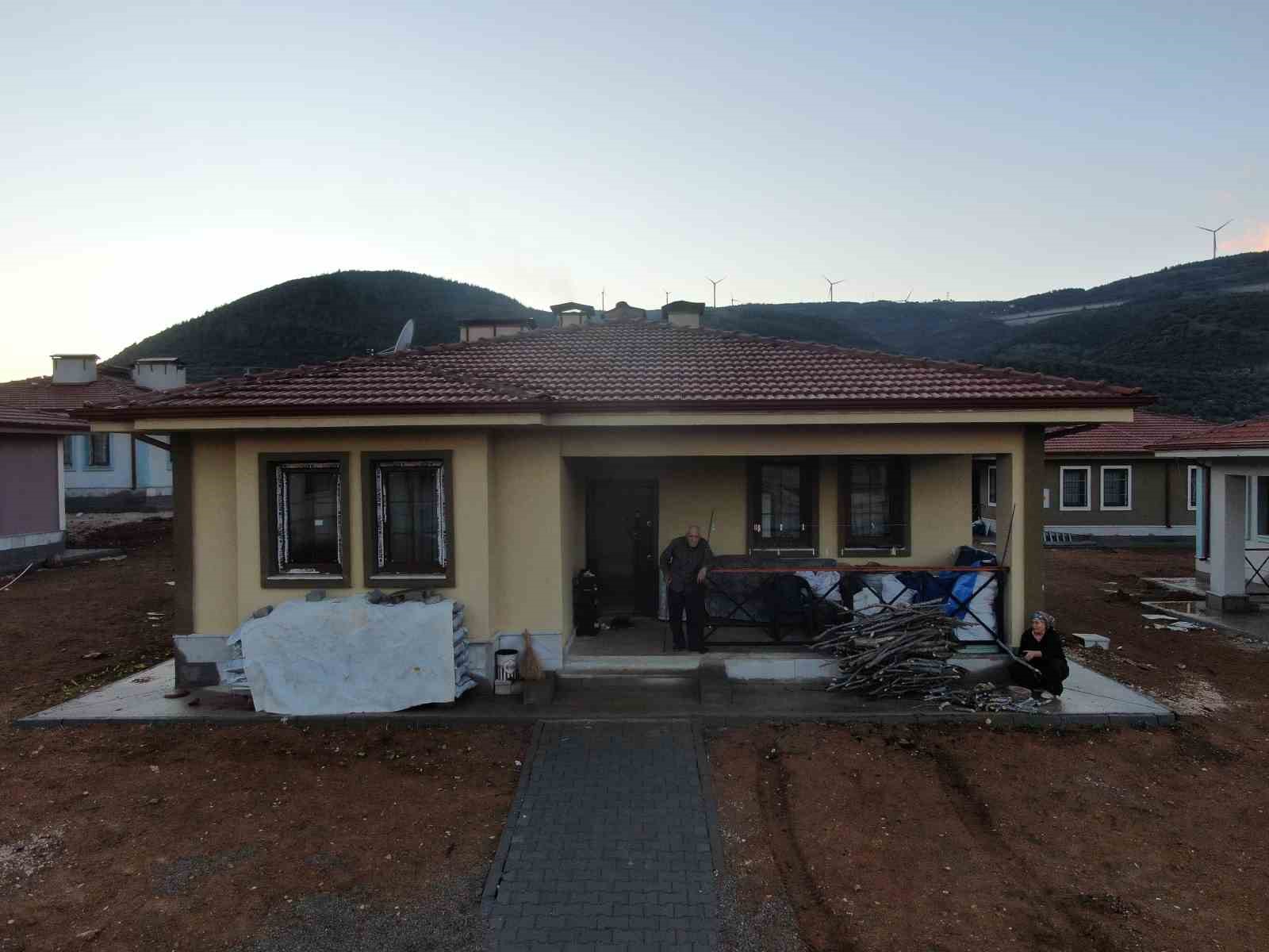 Depremzedeler: "Devlet bize ev değil villa yaptı" 6 depremzedeler devlet bize ev degil villa yapti 2 r9JrrXK3