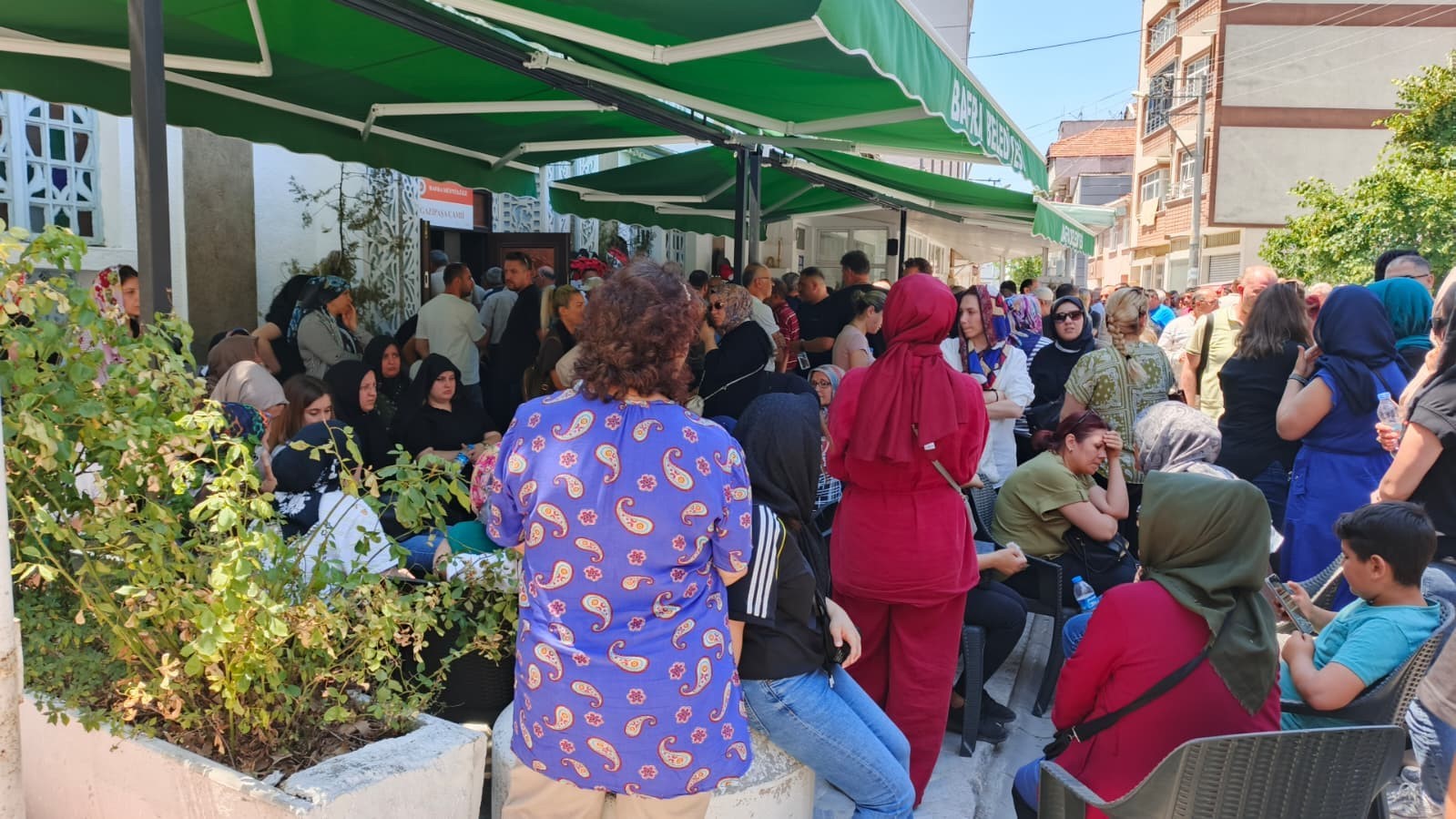 derbent barajinda olu bulunan 2 cocuk annesi kadin son yolculuguna ugurlandi 4