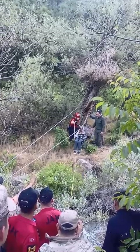 dere kenarinda mahsur kalan kardeslerin yardimina jandarma yetisti 0 ZkKgrwHv