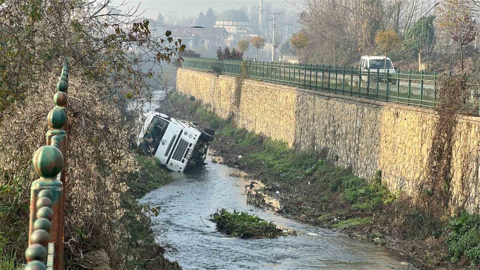 dere yatagina devrilen beton mikserinin surucusu yaralandi 0 Pl4G1rUb