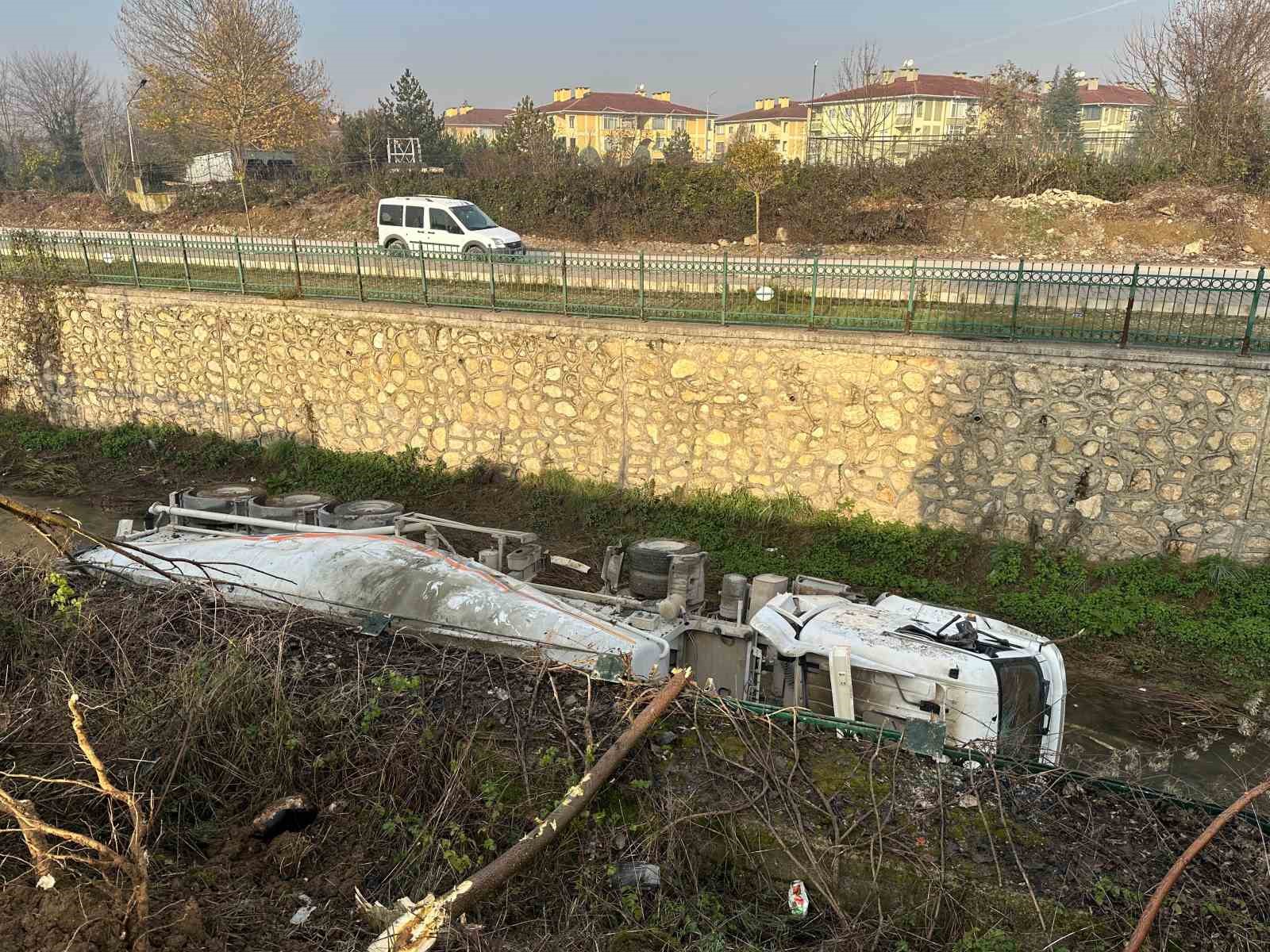 dere yatagina devrilen beton mikserinin surucusu yaralandi 1 GDMJBtss