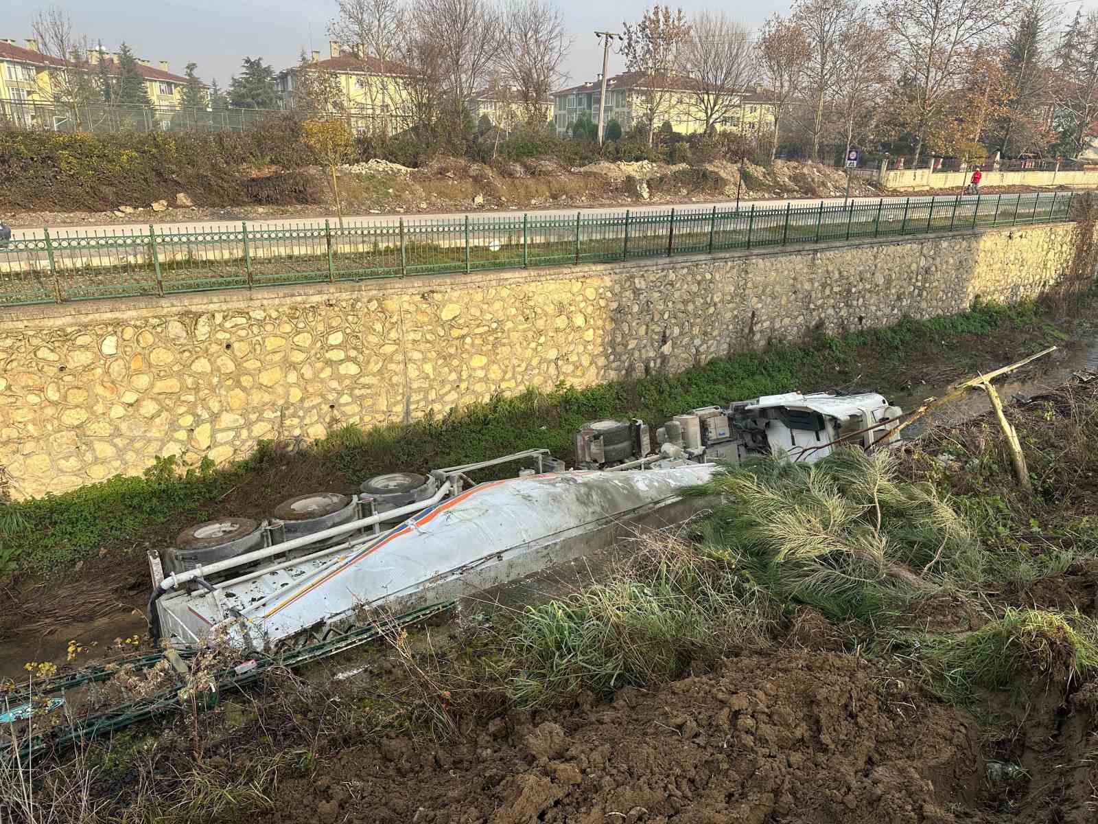 dere yatagina devrilen beton mikserinin surucusu yaralandi 2