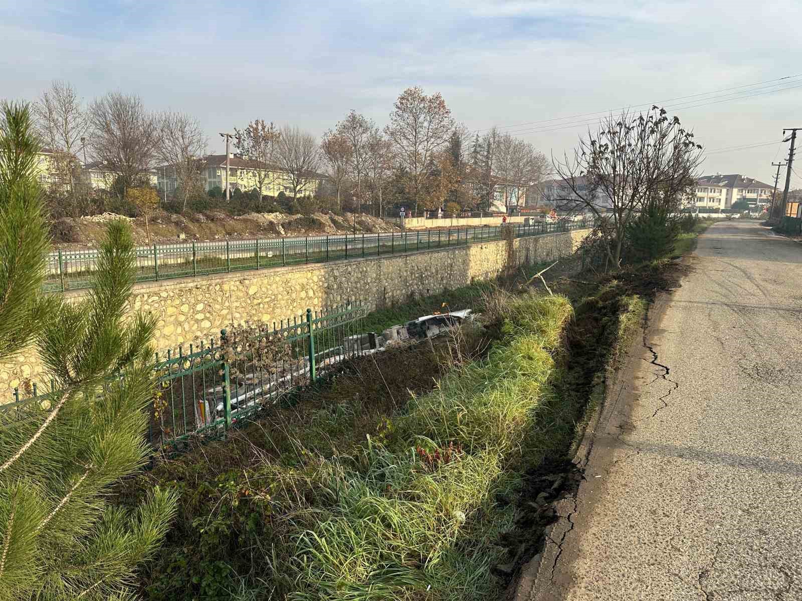 dere yatagina devrilen beton mikserinin surucusu yaralandi 3 VMa71X7f