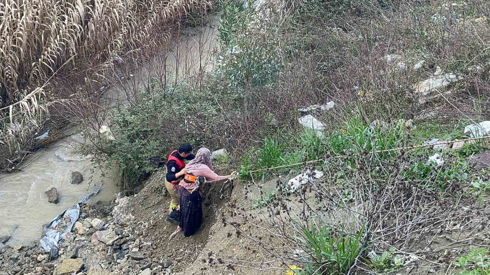 dere yatagina dusen oglagi kurtarmak isteyen kadin mahsur kaldi 1 LA1QOQ6e