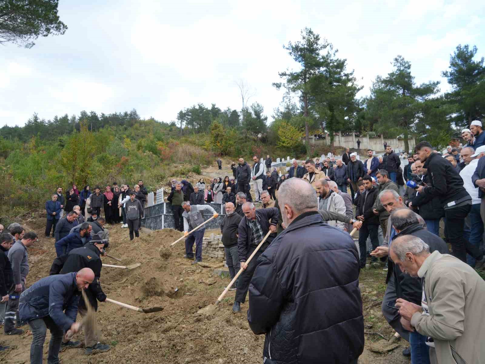 Dere yatağında cenazelerine ulaşılan anne ve oğlu gözyaşları arasında toprağa verildi 5 dere yataginda cenazelerine ulasilan anne ve oglu gozyaslari arasinda topraga verildi 1 Yk99mUL9