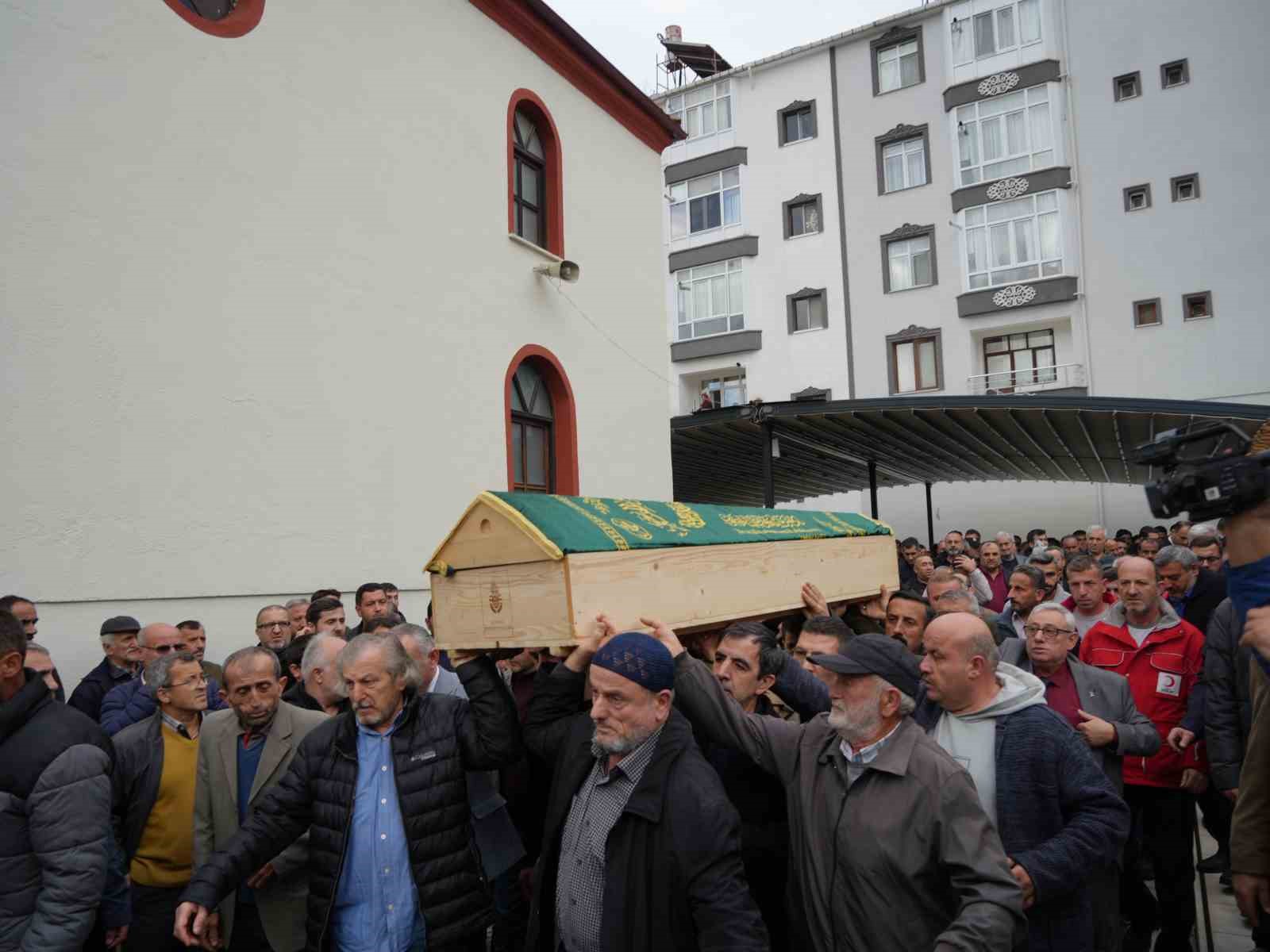 Dere yatağında cenazelerine ulaşılan anne ve oğlu gözyaşları arasında toprağa verildi 14 dere yataginda cenazelerine ulasilan anne ve oglu gozyaslari arasinda topraga verildi 10