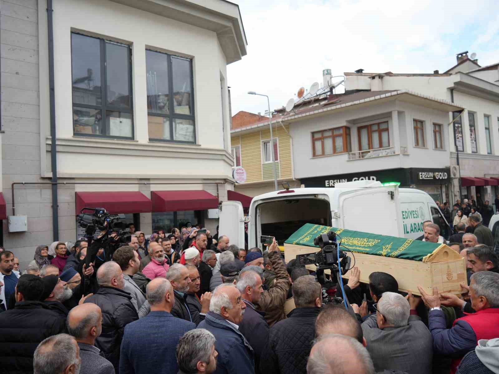 Dere yatağında cenazelerine ulaşılan anne ve oğlu gözyaşları arasında toprağa verildi 15 dere yataginda cenazelerine ulasilan anne ve oglu gozyaslari arasinda topraga verildi 11 bLO7kGYw