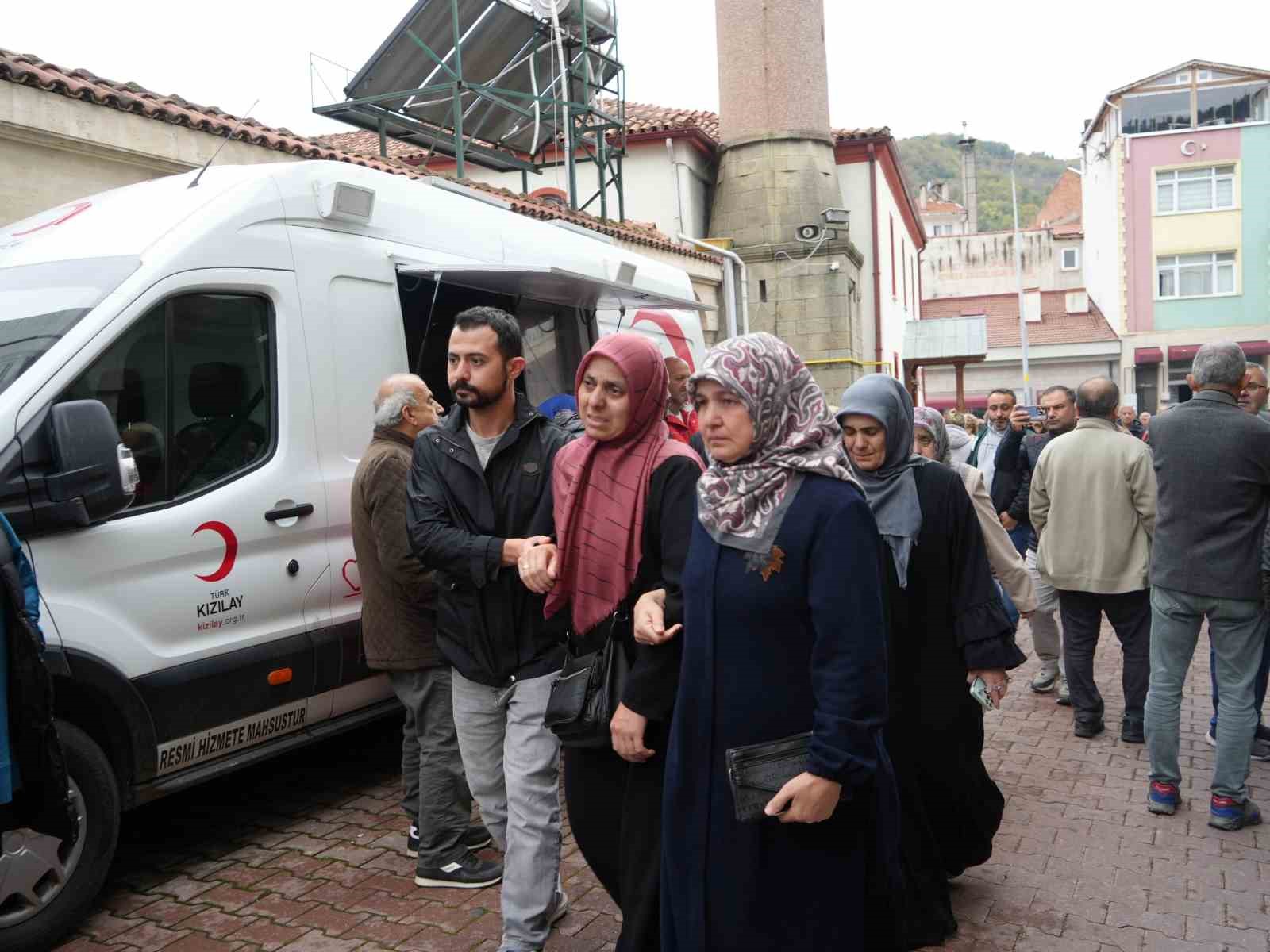 Dere yatağında cenazelerine ulaşılan anne ve oğlu gözyaşları arasında toprağa verildi 6 dere yataginda cenazelerine ulasilan anne ve oglu gozyaslari arasinda topraga verildi 2 dRn2a2Rp