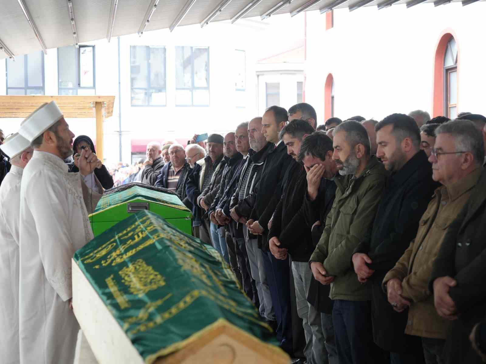 Dere yatağında cenazelerine ulaşılan anne ve oğlu gözyaşları arasında toprağa verildi 8 dere yataginda cenazelerine ulasilan anne ve oglu gozyaslari arasinda topraga verildi 4 4XWqjOMr