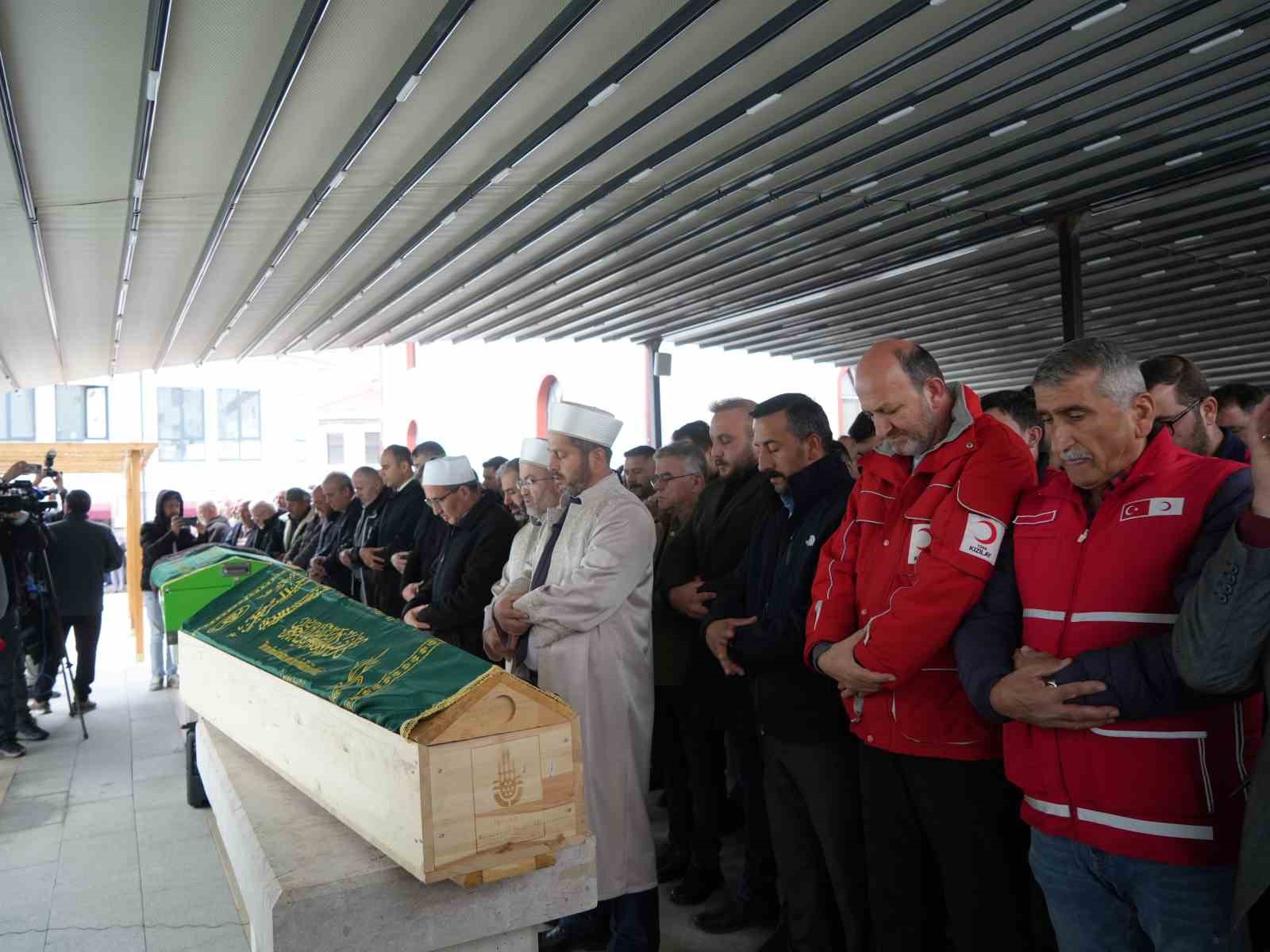 Dere yatağında cenazelerine ulaşılan anne ve oğlu gözyaşları arasında toprağa verildi 9 dere yataginda cenazelerine ulasilan anne ve oglu gozyaslari arasinda topraga verildi 5 D5qUJrtu