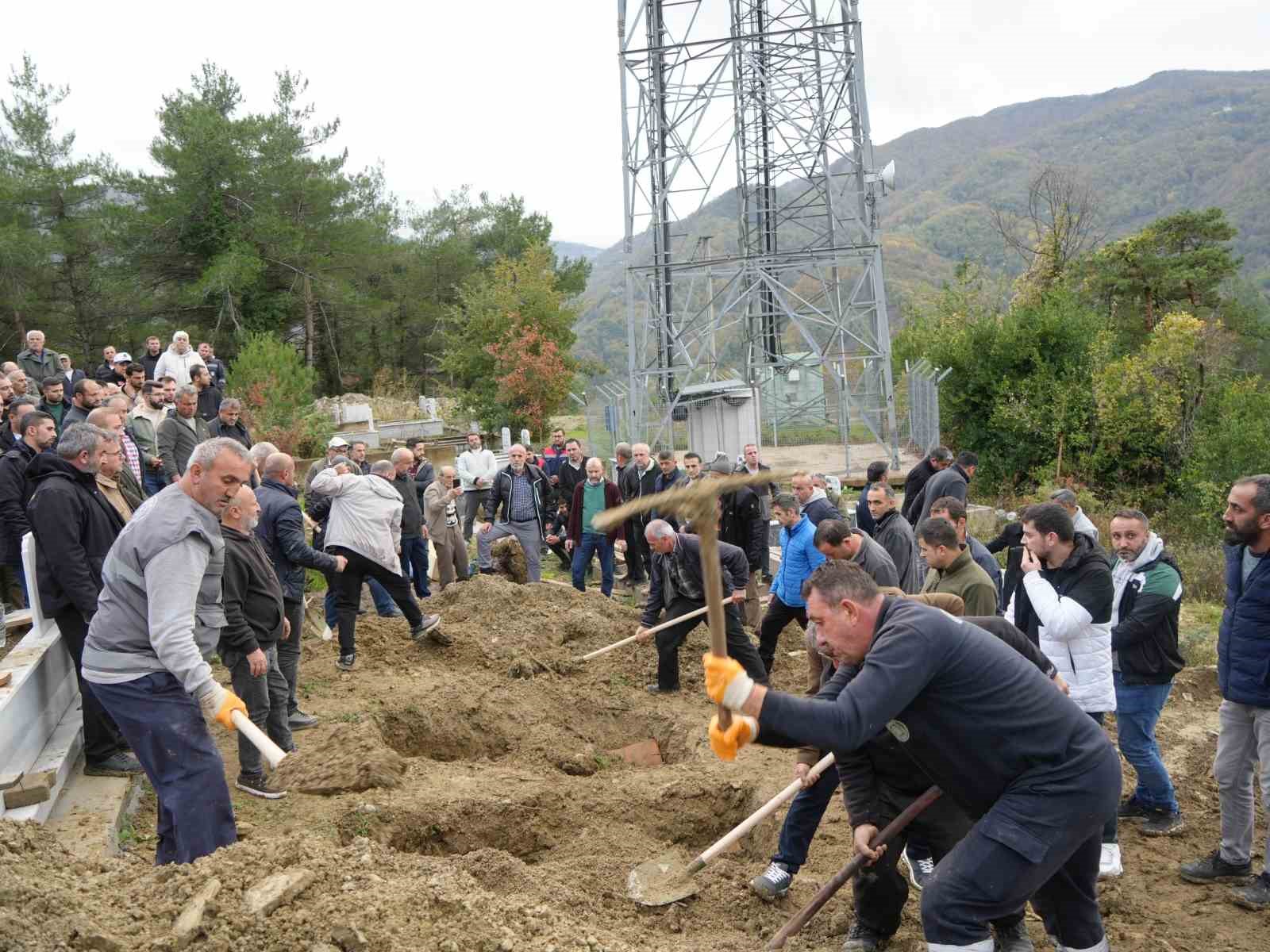 Dere yatağında cenazelerine ulaşılan anne ve oğlu gözyaşları arasında toprağa verildi 10 dere yataginda cenazelerine ulasilan anne ve oglu gozyaslari arasinda topraga verildi 6 WMSGzj7g