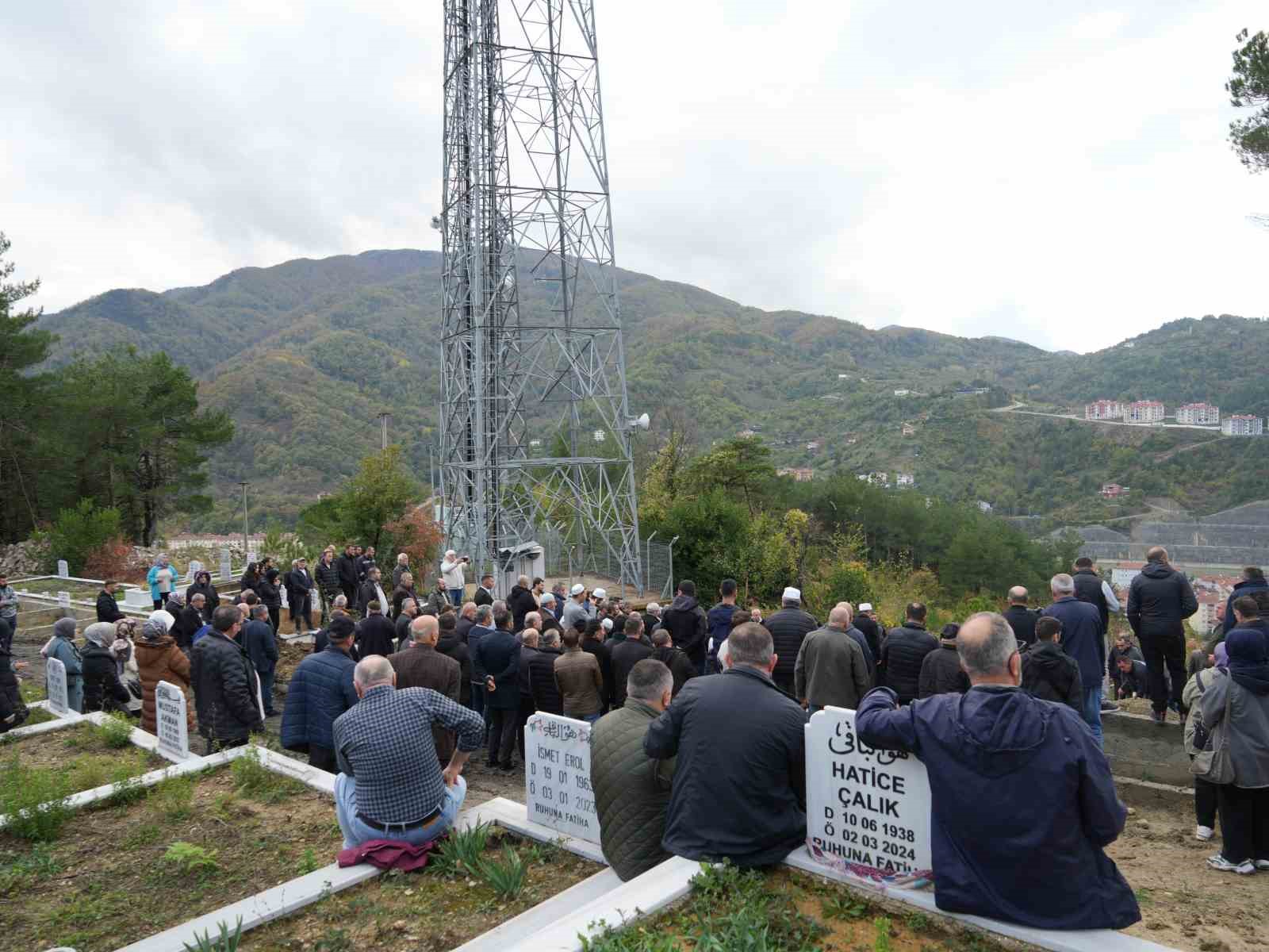 Dere yatağında cenazelerine ulaşılan anne ve oğlu gözyaşları arasında toprağa verildi 11 dere yataginda cenazelerine ulasilan anne ve oglu gozyaslari arasinda topraga verildi 7 uagJTTrd