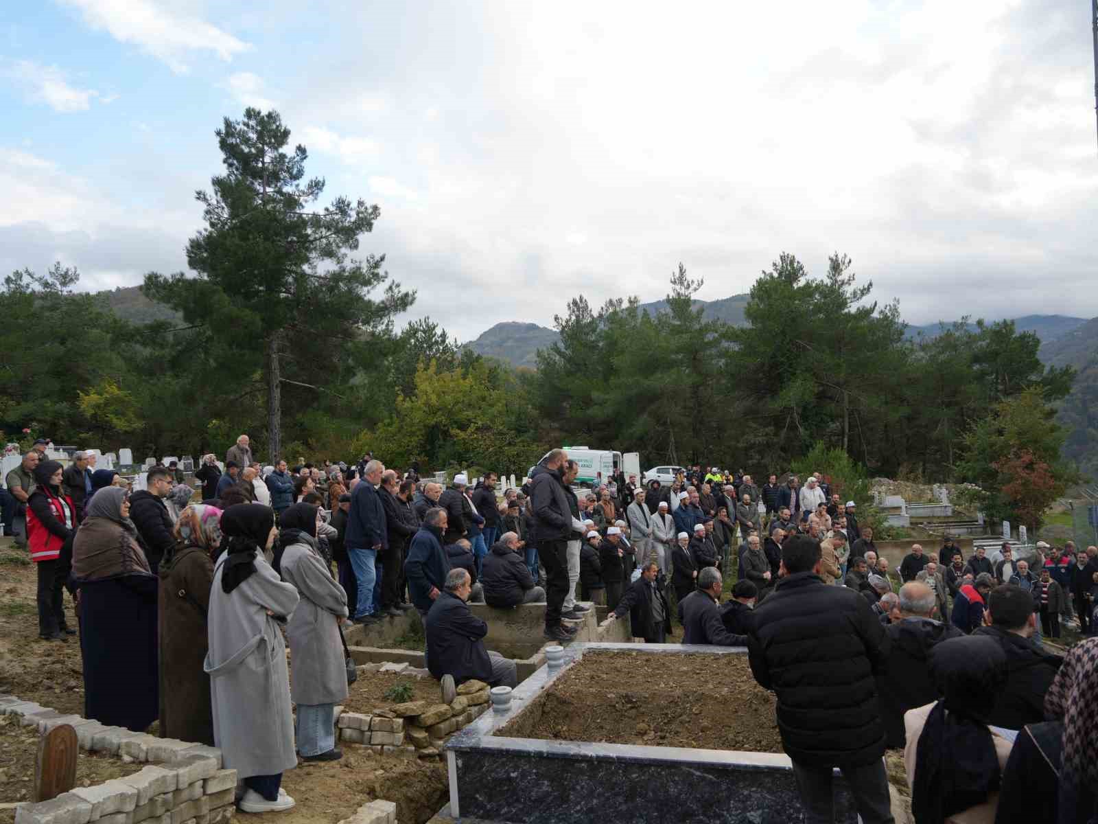Dere yatağında cenazelerine ulaşılan anne ve oğlu gözyaşları arasında toprağa verildi 12 dere yataginda cenazelerine ulasilan anne ve oglu gozyaslari arasinda topraga verildi 8 BmYHnuBn