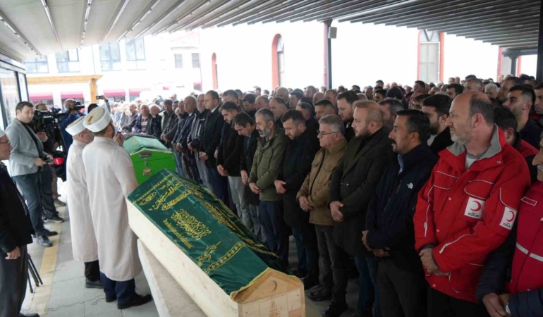 dere-yataginda-cenazelerine-ulasilan-anne-ve-oglu-gozyaslari-arasinda-topraga-verildi-g5GKANdO.jpg