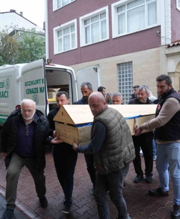 dere-yataginda-cenazelerine-ulasilan-anne-ve-oglunun-cenazesi-ilceye-getirildi-j8Pitz7W.jpg