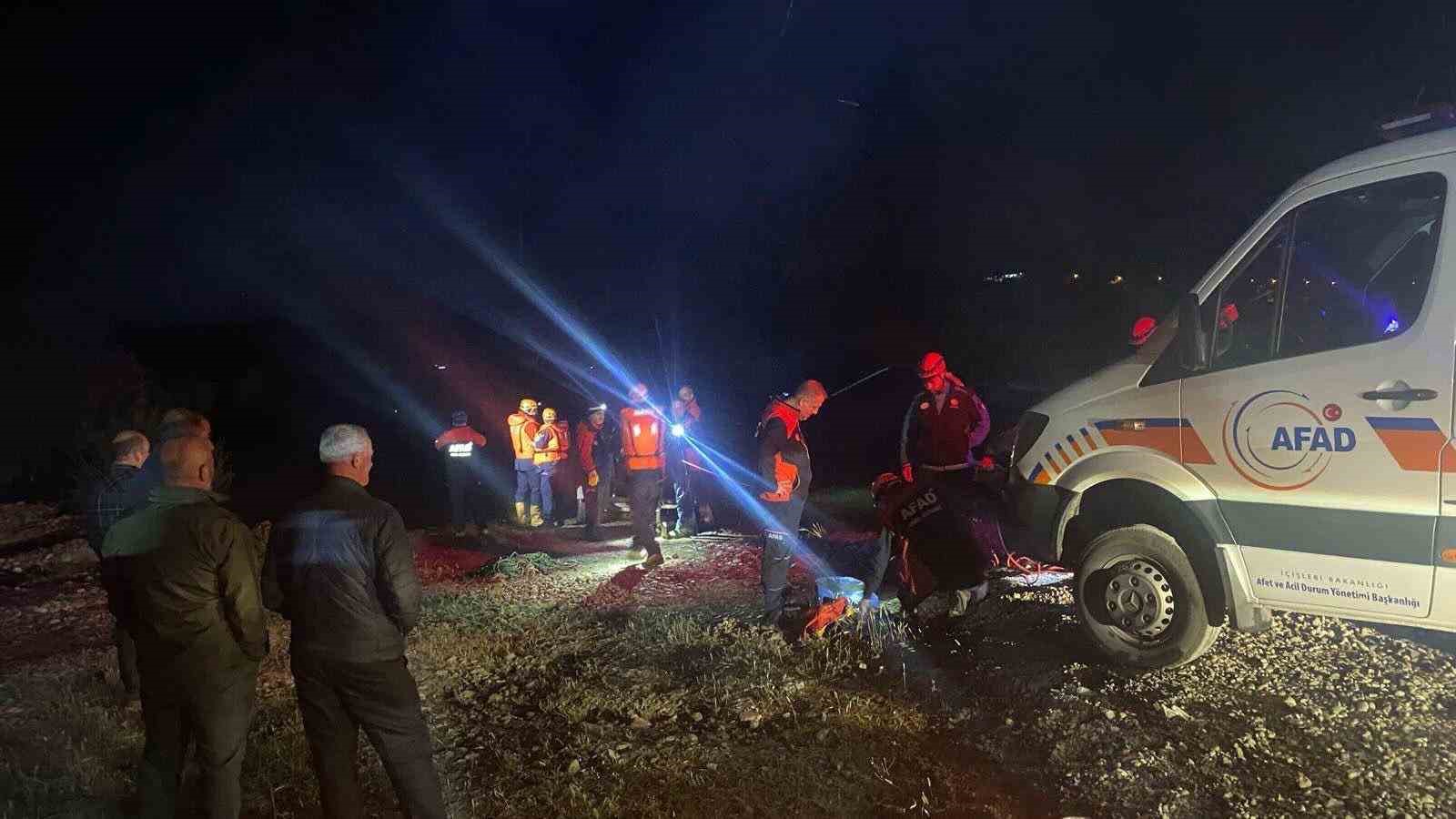 dere yataginda su seviyesi artinca 4 kisi mahsur kaldi 0 WuYru6pp