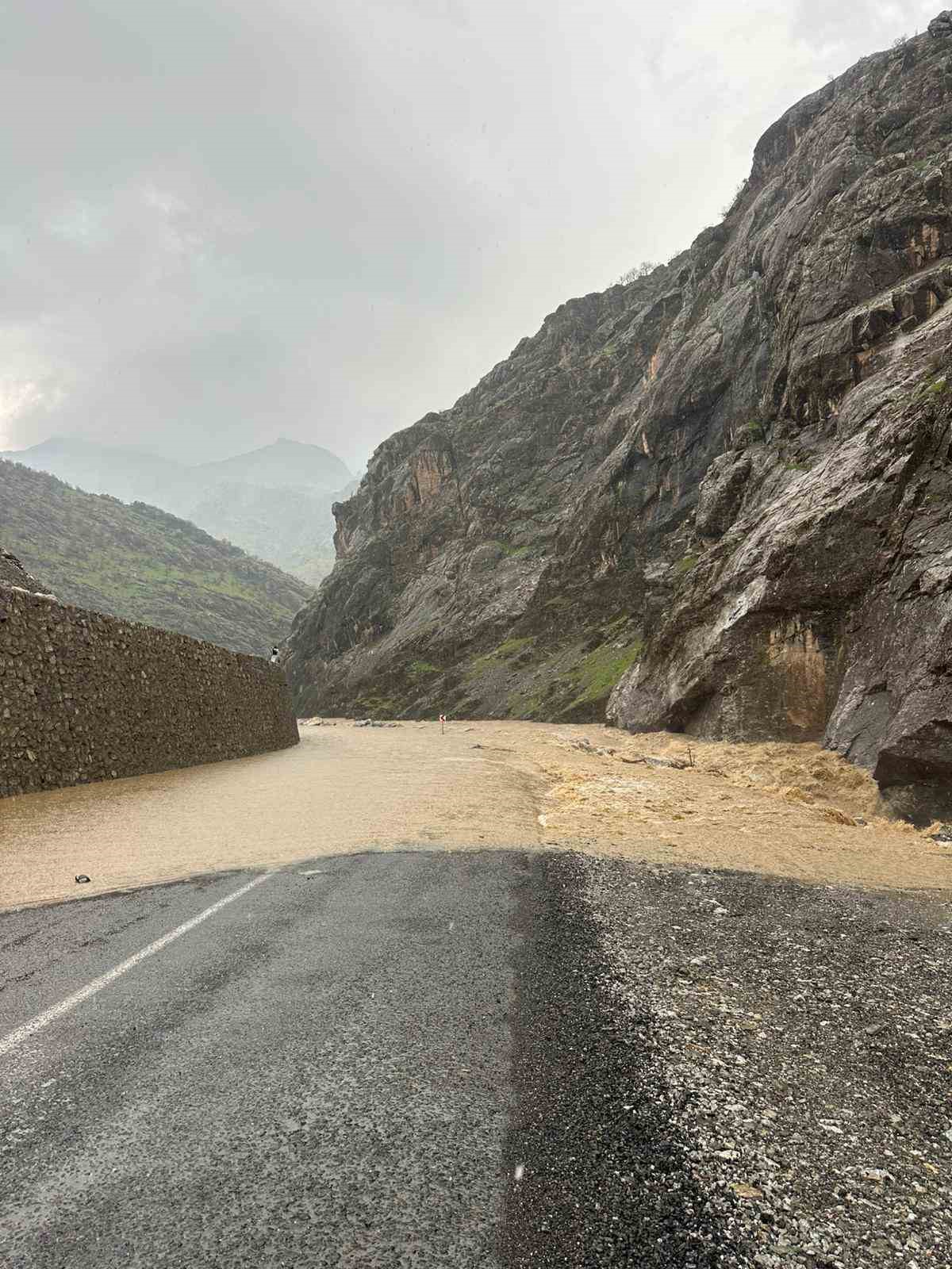 derecik semdinli kara yolu 2 gundur kapali 0 cwtshnBM