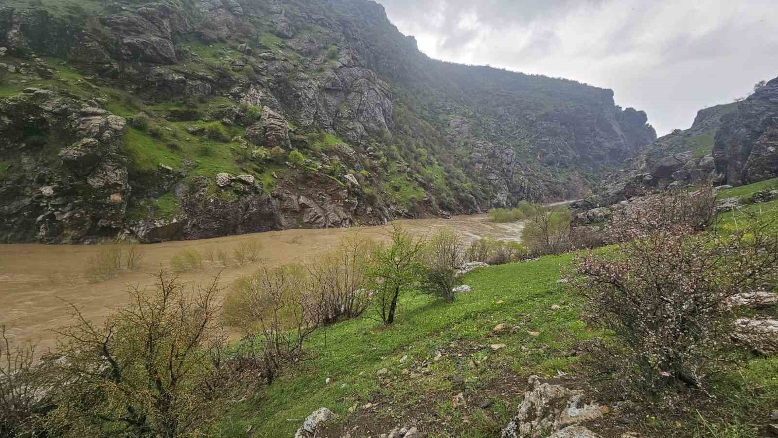 derecik semdinli kara yolu sel sulari nedeniyle kapandi 4 kjDAZMaZ