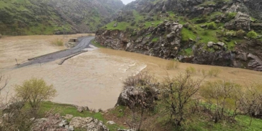derecik-semdinli-kara-yolu-sel-sulari-nedeniyle-kapandi-i9OEYs5G.jpg