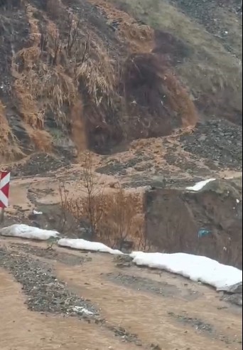 derecik semdinli kara yolunda heyelan 0