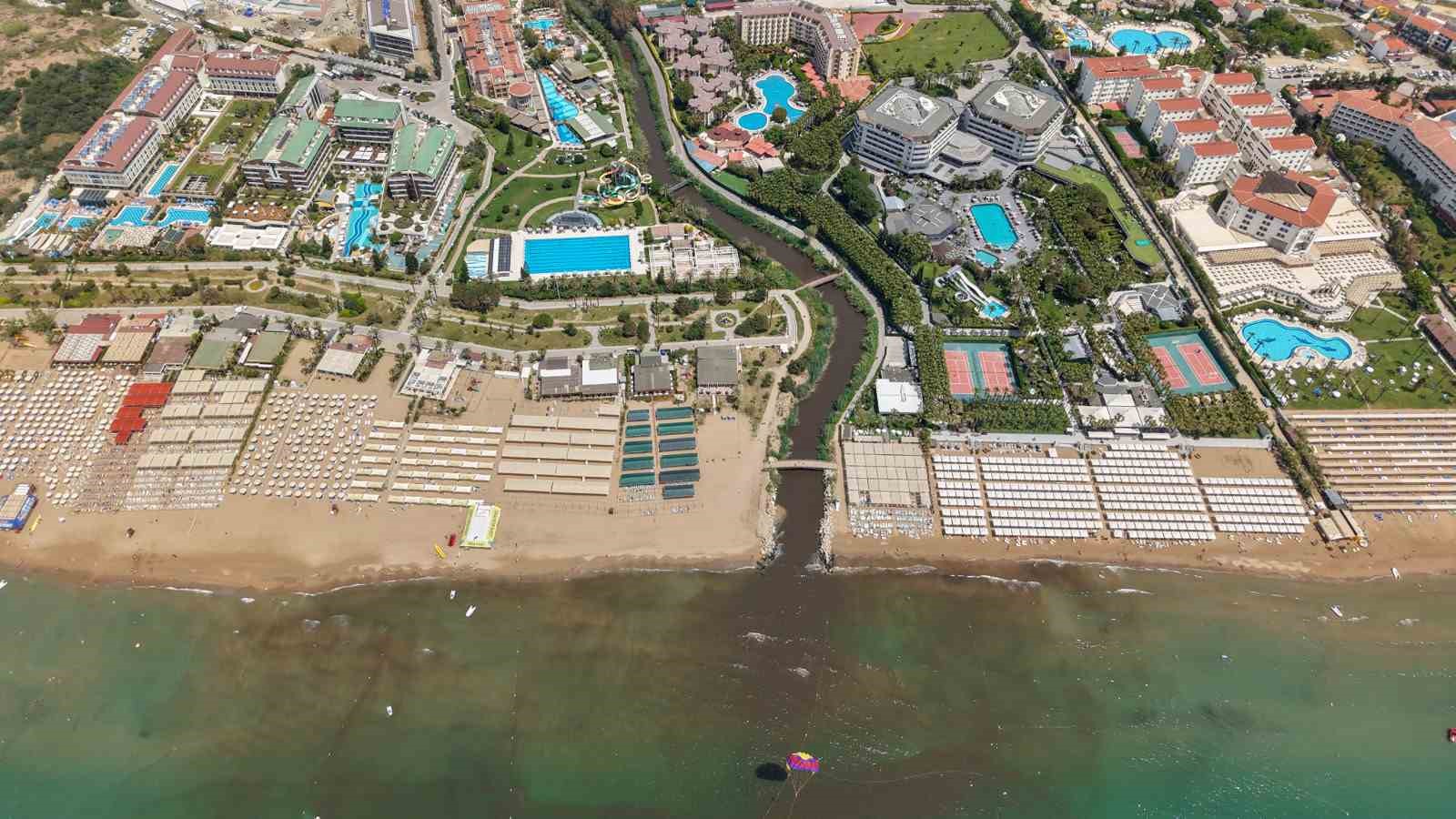 Dereden gelen sular denizi kahverengiye bürüdü, turistler sahili boşalttı 5 dereden gelen sular denizi kahverengiye burudu turistler sahili bosaltti 1 OhsPw2H5