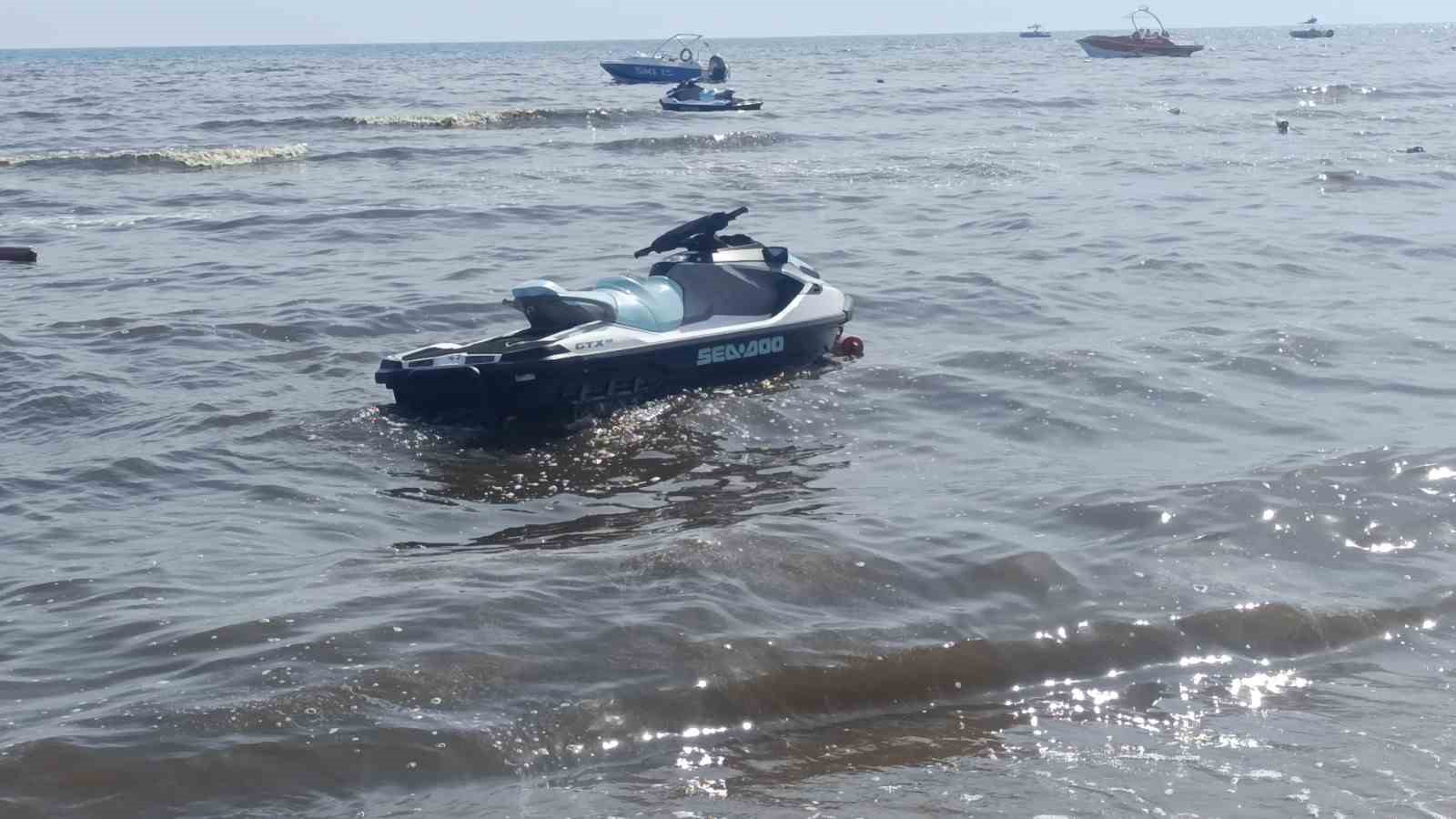 Dereden gelen sular denizi kahverengiye bürüdü, turistler sahili boşalttı 8 dereden gelen sular denizi kahverengiye burudu turistler sahili bosaltti 4 lDebUsYq