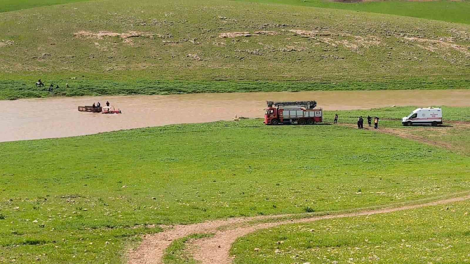 Derenin ortasında mahsur kalan 3 kişi kurtarıldı 5 derenin ortasinda mahsur kalan 3 kisi kurtarildi 1 HnepvpkQ