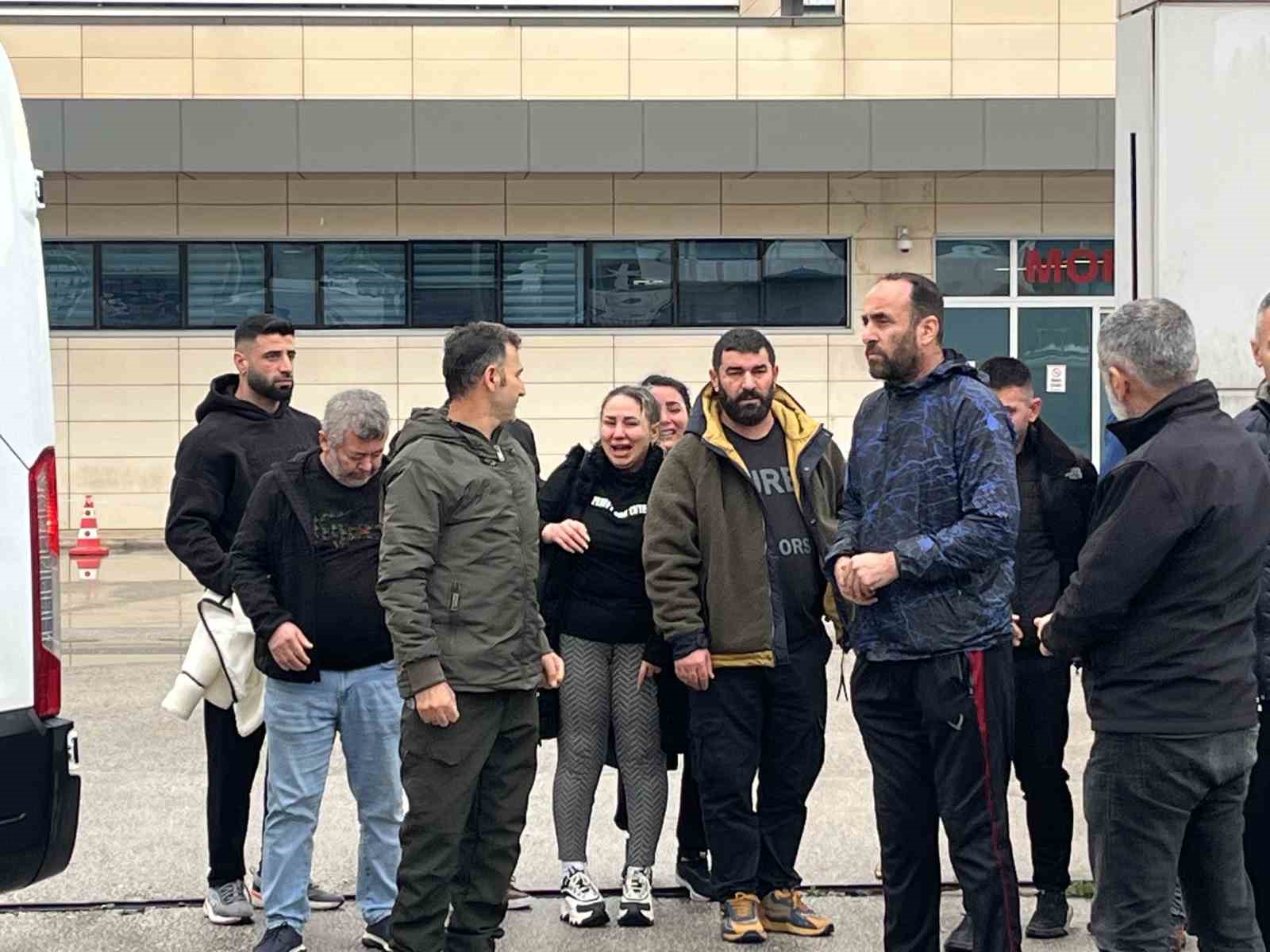 dereye dusen aractaki kadinin cenazesi teslim alinirken gitme feryadi yurekleri dagladi 4