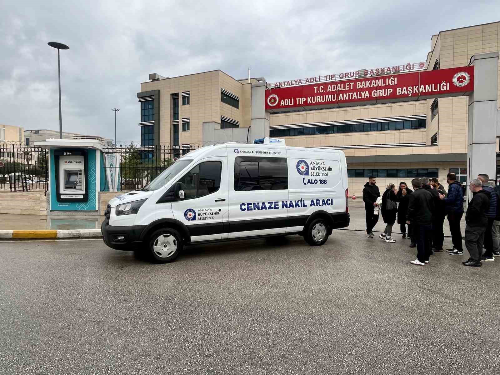 dereye dusen aractaki kadinin cenazesi teslim alinirken gitme feryadi yurekleri dagladi 7 zHRGJR3E