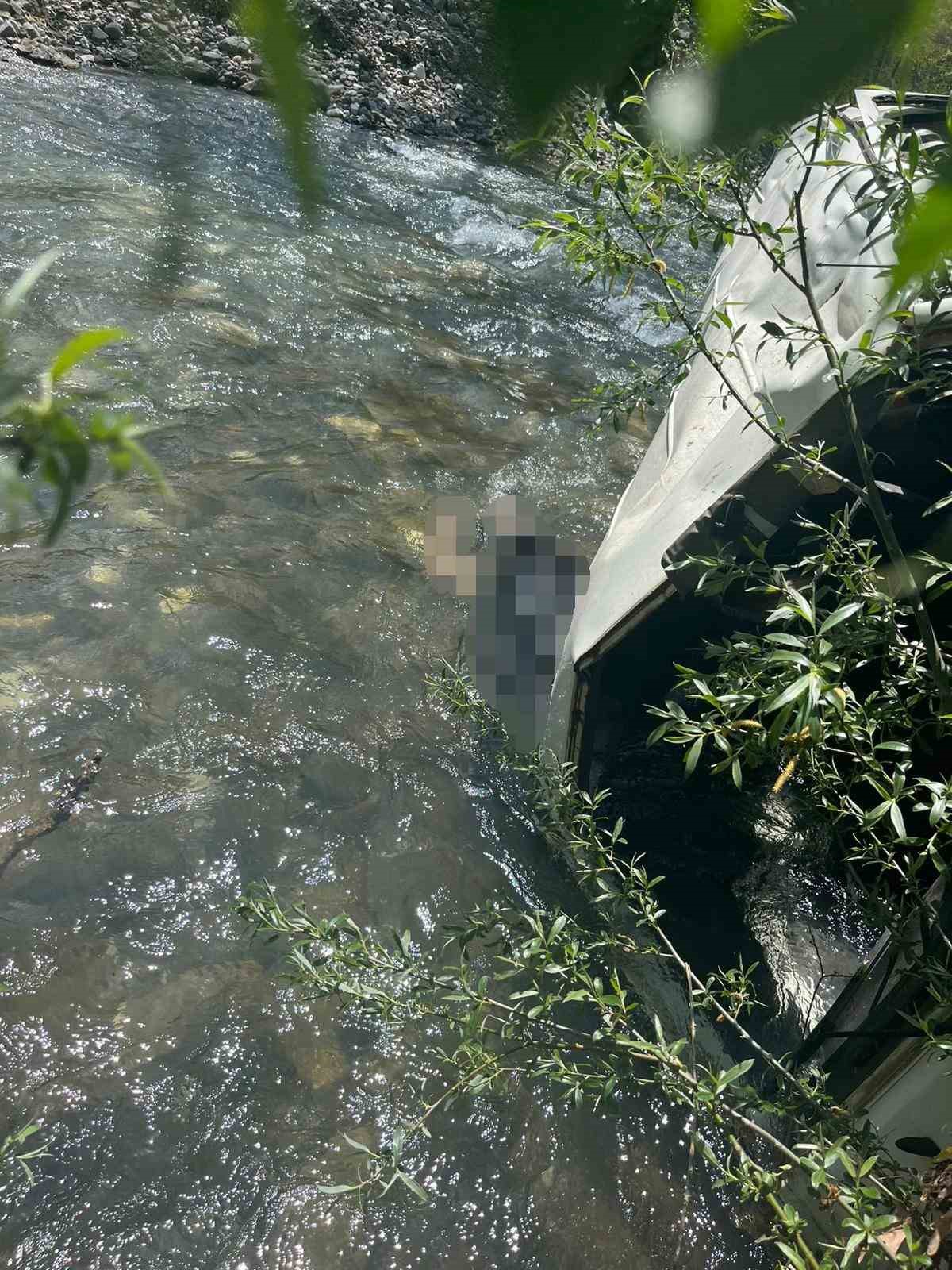 dereye dusen minibusun soforu hayatini kaybetti 1 CEKVJajO