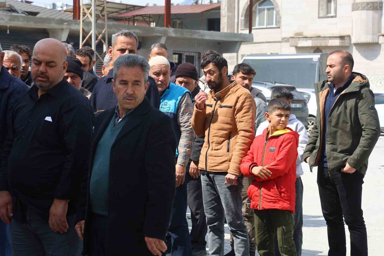 dereye duserek can veren evladini defneden acili baba en son baktigimda dere kenarinda terligi BQweBZr5